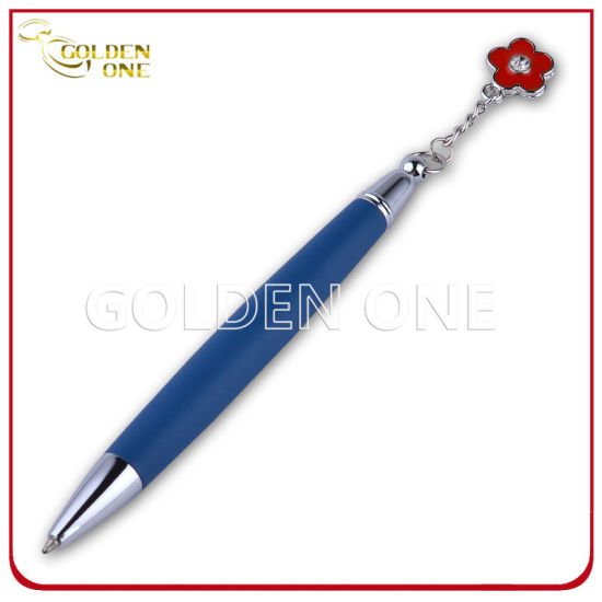 Bolígrafo de bolas de diseño lindo con pequeño encanto de metal