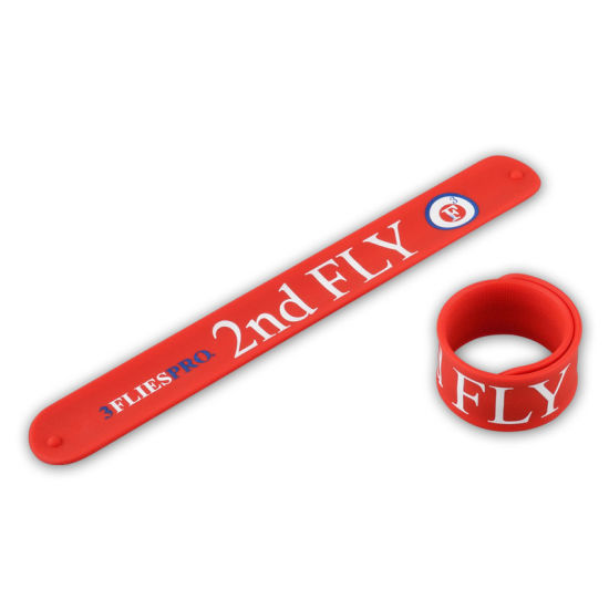 Regalo de promoción Coloración empotrada personalizada Logo Pulsera de silicona