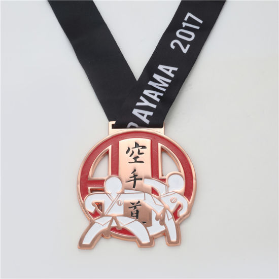 Medallón de metal con acabado de latón antiguo grabado con diseño personalizado