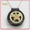 Insignia de mariscal metálica personalizada de oro plateado con soporte de cuero genuino